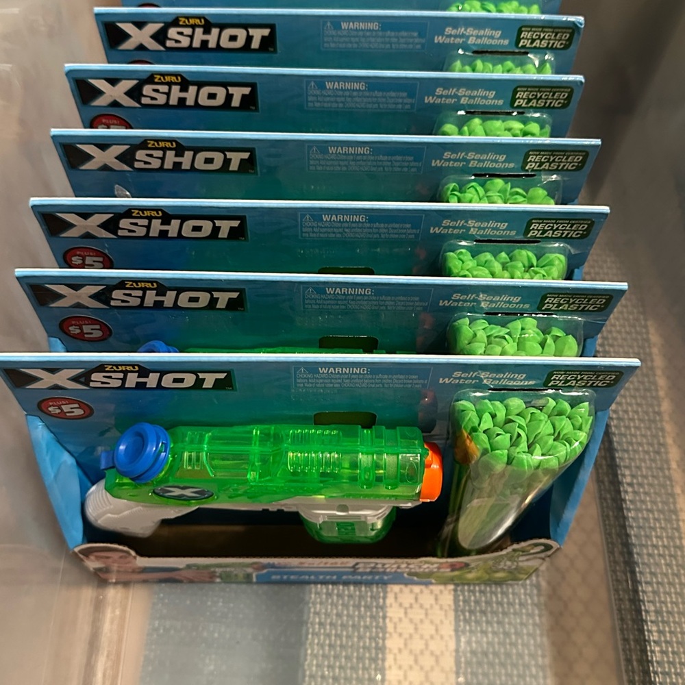 X-Shot Green and Orange Water Blaster and easy fill water balloon set!